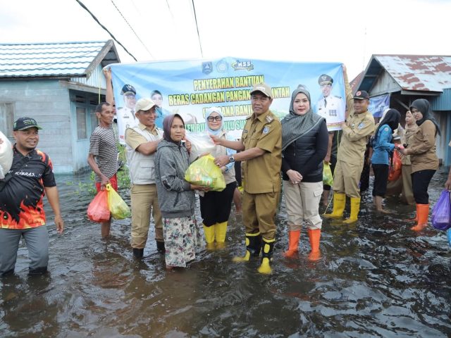 Bupati HSS Serahkan Bantuan Kepada 792 Kepala Keluarga Terdampak Banjir di Wilayah Kec Kalumpang