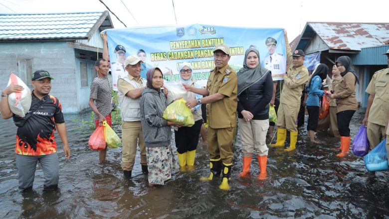 Bupati HSS Serahkan Bantuan Kepada 792 Kepala Keluarga Terdampak Banjir di Wilayah Kec Kalumpang