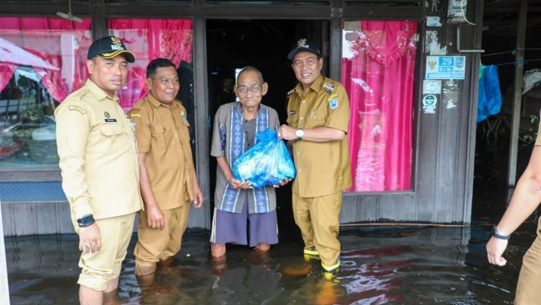H.Syafrudin Noor Langsung hadiri Pemeriksaan Kesehatan Warga dan Menyerahkan Bantuan bagi Ibu Hamil serta Balita terdampak Banjir