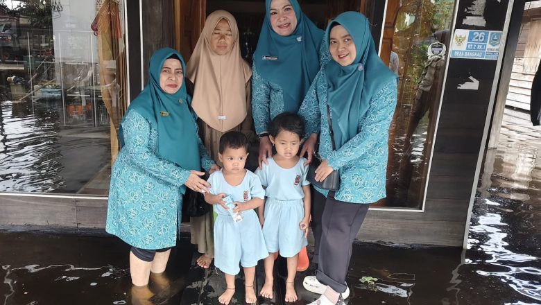Ketua TP-PKK HSS Berikan Bantuan dan Perhatian Mendalam Kepada Warga Terdampak Banjir