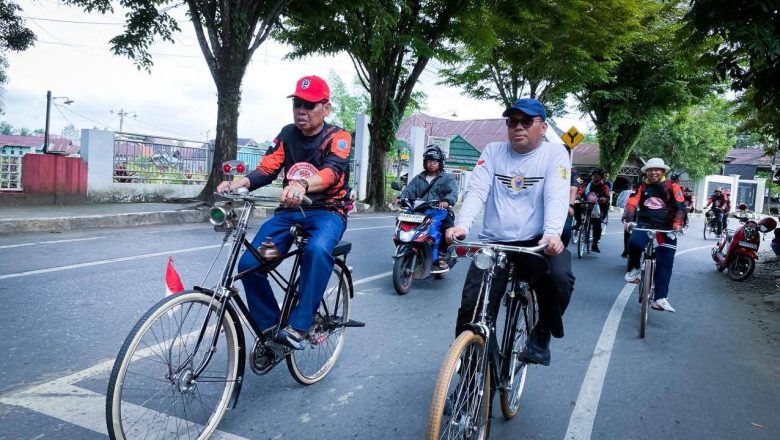 Santai dan Penuh Keakraban, Wabup HSS dan Wabup HST Gowes Ontel Bareng