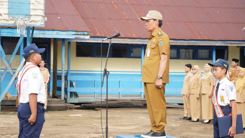 Wabup HSS Pimpin Apel di SMPN 1 Daha Selatan, Tekankan Disiplin dan Hormat kepada Guru