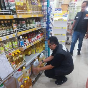 Satreskrim Polres Banjarbaru Cek Harga Sembako Di Retail, Kasat Reskrim Tegaskan Stok Aman dan Harga Terkendali WhatsApp Image 2026-02-18 at 15.06.40