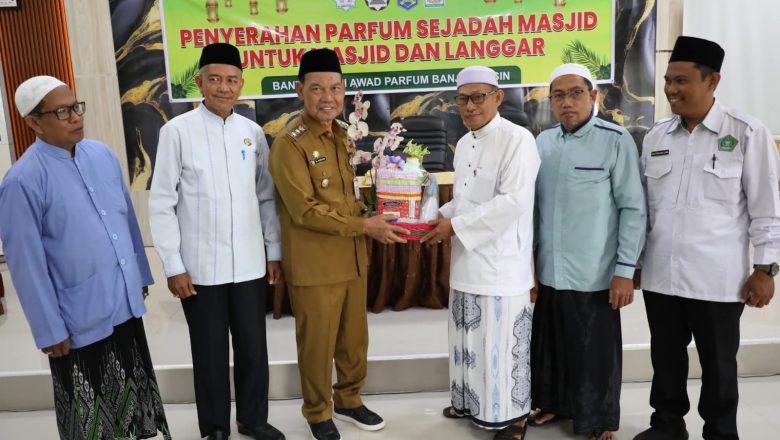 Kolaborasi Pemda dan DMI HSS, Wabup Serahkan Parfum Sajadah untuk 130 Tempat Ibadah