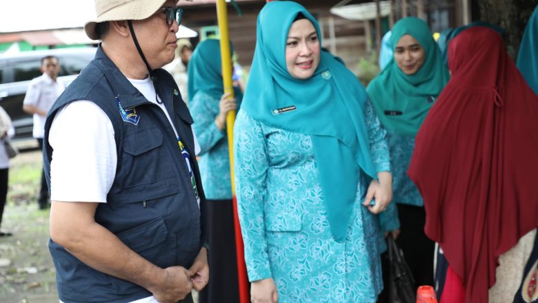 Stabilkan Harga Pangan, Ketua TP PKK HSS Tinjau Pasar Murah di Desa Kalumpang