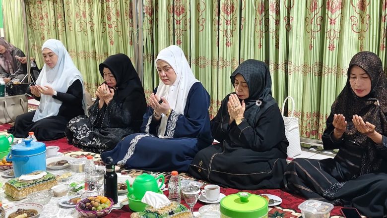Ketua TP PKK HSS Dampingi Bupati Hadiri Safari Ramadhan di Masjid Al Mujahidin Padang Batung