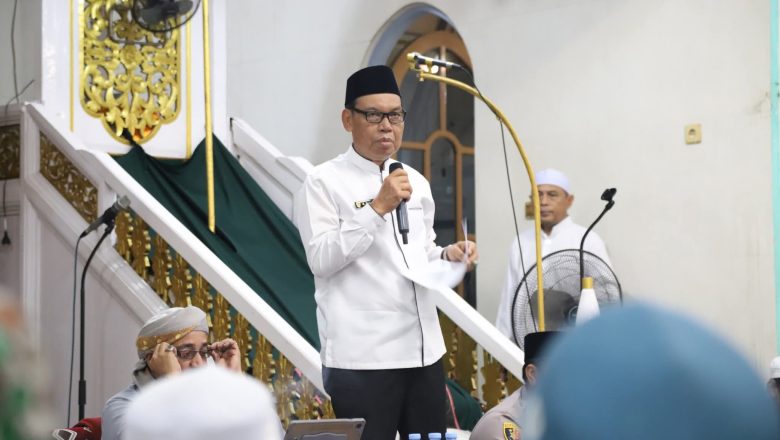 Tarawih dan Hadiri Nuzulul Qur’an di Nagara, Wabup HSS Ajak Warga Daha Perkuat Cinta Al-Qur’an