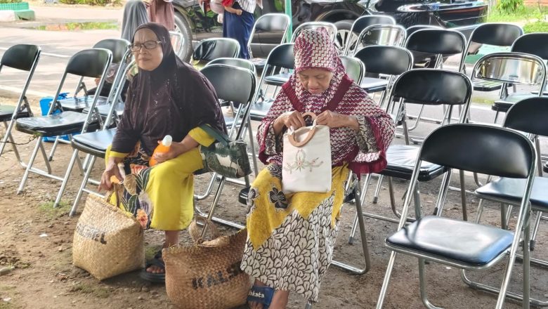 TP PKK dan Dinsos HSS Salurkan 100 Paket Ramadan untuk Lansia dan Warga Kurang Mampu
