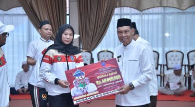 Bupati HSS Serahkan Bonus Atlet Porprov dan Peparprov, Total Rp4,6 Miliar
