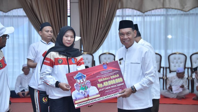 Bupati HSS Serahkan Bonus Atlet Porprov dan Peparprov, Total Rp4,6 Miliar