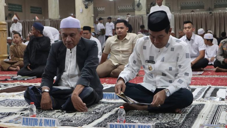 Bupati HSS dan Warga Padati Masjid Agung Taqwa saat Salat Idulfitri