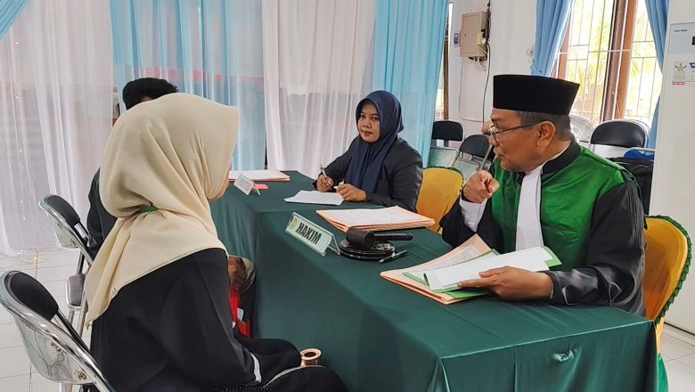 Puluhan Pasangan Suami Dan Istri di Banjarbaru Resmi Kantongi Buku Nikah