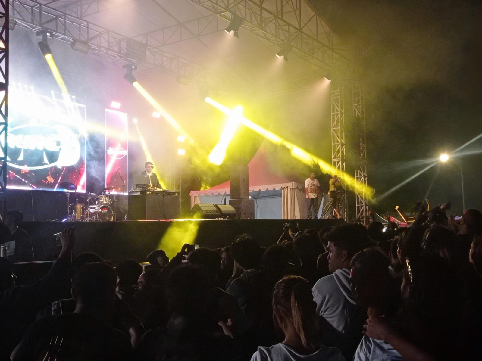 Suasana Meriah di Alun-Alun Lamandau: Penonton Bergoyang Asyik, Bazar Ramai, Polisi dan Satpol PP Siap Amankan