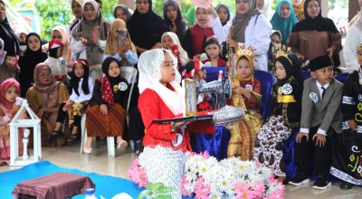Semarak Hari Kartini dan Hardiknas, Bunda PAUD HSS Buka Lomba Busana Anak TK