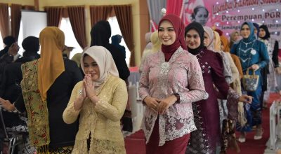 Perempuan PGRI HSS Tampil Memukau dalam Lomba Kebaya Kartini