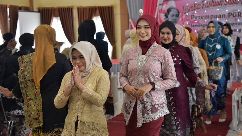 Perempuan PGRI HSS Tampil Memukau dalam Lomba Kebaya Kartini