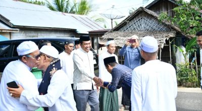 Jelang Haul ke-1 KH Muhammad Aini, Bupati HSS Serahkan Bantuan di Desa Gumbil