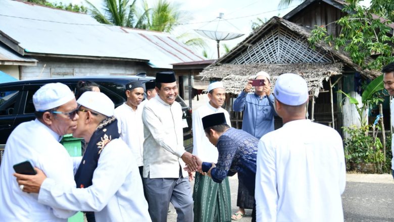 Jelang Haul ke-1 KH Muhammad Aini, Bupati HSS Serahkan Bantuan di Desa Gumbil
