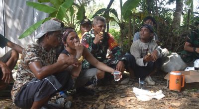 Ngopi Bareng di Lokasi TMMD, Cermin Kedekatan TNI dan Warga di HSS