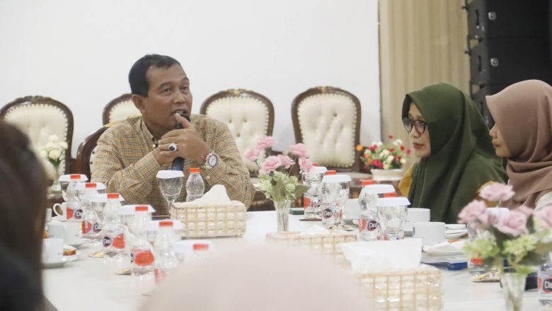 Bupati HSS Terima Audiensi Dokter Internship, Tekankan Pengabdian dan Pelayanan Humanis
