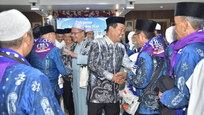 Bupati HSS Lepas 379 Jemaah Haji, Tekankan Kekompakan dan Kesehatan