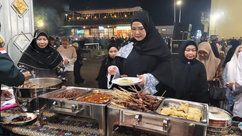 Semarak Iduladha di Dalpa, Ketua TP PKK HSS Hadiri Pesta Sate Jumbo
