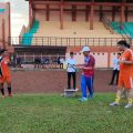 Wabup HSS Saksikan Laga Persahabatan Pemkab vs Polres di Stadion 2 Desember