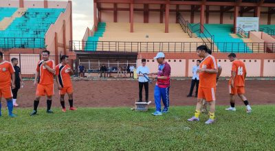 Wabup HSS Saksikan Laga Persahabatan Pemkab vs Polres di Stadion 2 Desember