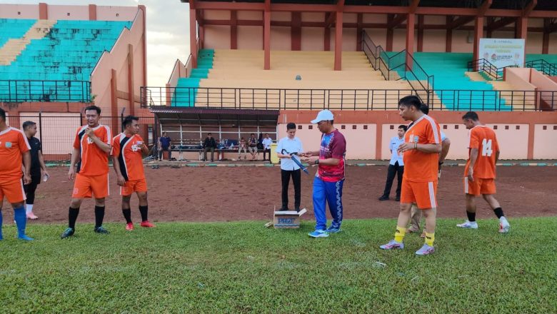 Wabup HSS Saksikan Laga Persahabatan Pemkab vs Polres di Stadion 2 Desember
