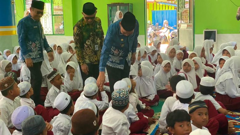 Wabup HSS Serahkan Santunan Anak Yatim dan Mualaf pada Momentum 10 Muharram