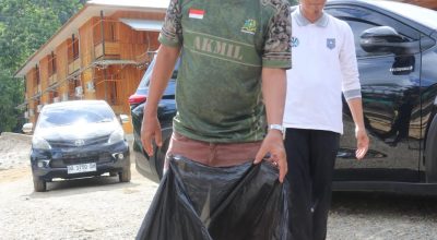 Jelang Festival Bamboo Rafting, Bupati HSS Turun Langsung Bersihkan Sungai Amandit