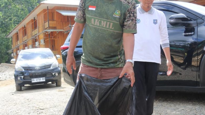 Jelang Festival Bamboo Rafting, Bupati HSS Turun Langsung Bersihkan Sungai Amandit