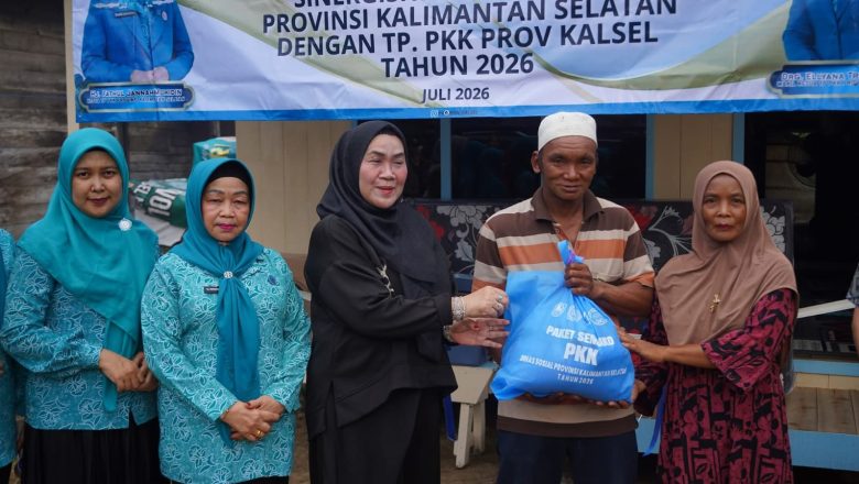 TP PKK HSS Dampingi Penyerahan Bantuan RS-RTLH di Desa Baru