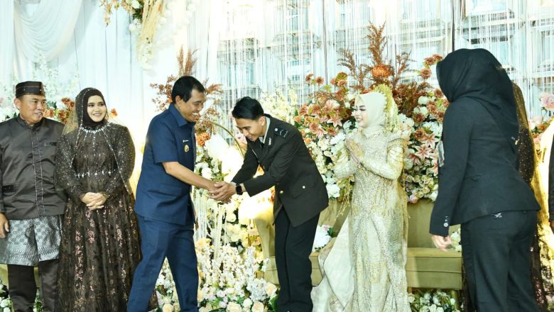 Bupati HSS Hadiri Resepsi Pernikahan Bripda Ilham dan Fahrian Azizah