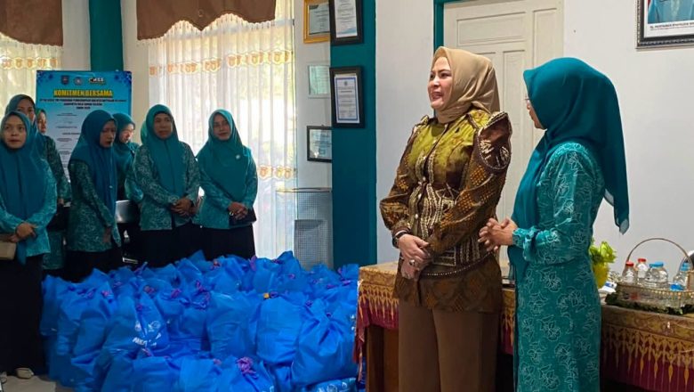 TP PKK HSS Salurkan 500 Paket Sembako untuk Kader di 11 Kecamatan