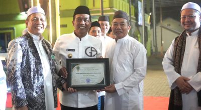 Bupati HSS Raih Penghargaan Terbaik pada Puncak Milad ke-51 MUI Kalsel