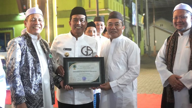Bupati HSS Raih Penghargaan Terbaik pada Puncak Milad ke-51 MUI Kalsel