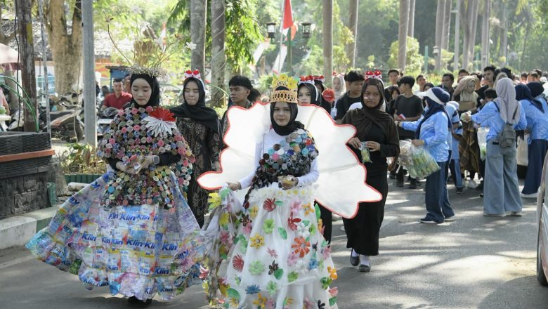 Semarak HUT ke-81 RI, Ketua TP PKK HSS Lepas Jalan Sehat di Kandangan Utara
