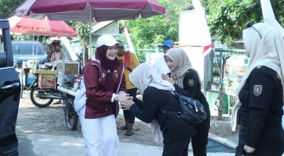 Jalan Sehat Meriahkan HUT ke-81 RI di Kandangan Barat