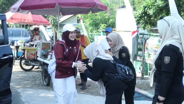 Jalan Sehat Meriahkan HUT ke-81 RI di Kandangan Barat