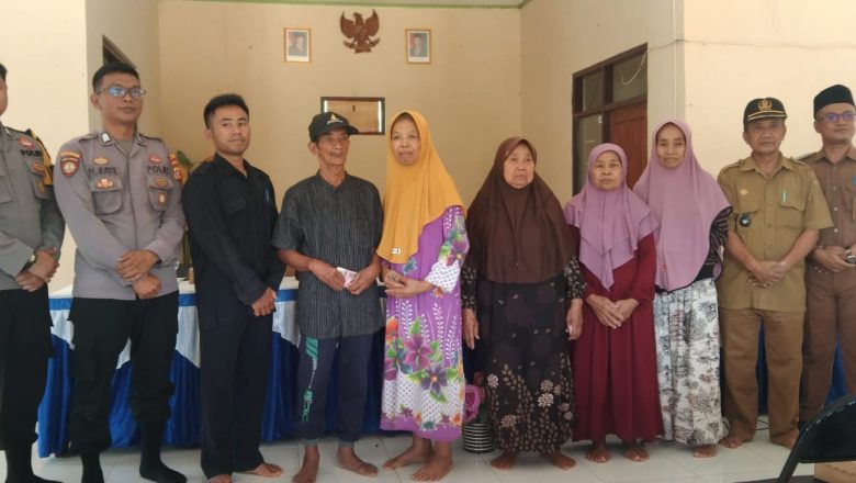 Camat Menthobi Raya Kawal Penyaluran BLT Dana Desa untuk 12 KPM di Desa Bukit Harum