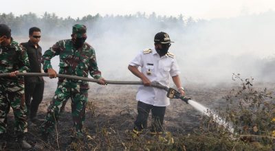 Tinjau Karhutla di HSS, Bupati Apresiasi Gerak Cepat Warga dan Relawan