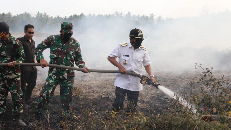 Tinjau Karhutla di HSS, Bupati Apresiasi Gerak Cepat Warga dan Relawan
