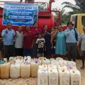 Kemarau Panjang, Warga Menthobi Raya Kesulitan Air Bersih, Perusahaan Salurkan Bantuan