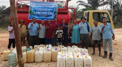 Kemarau Panjang, Warga Menthobi Raya Kesulitan Air Bersih, Perusahaan Salurkan Bantuan