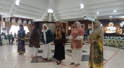 Kabut Asap Tak Padamkan Kreativitas, 90 Penampil Meriahkan Fashion Show Sasirangan di HSS
