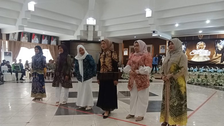 Kabut Asap Tak Padamkan Kreativitas, 90 Penampil Meriahkan Fashion Show Sasirangan di HSS