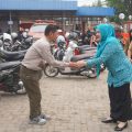 Peduli Relawan Karhutla, Ketua TP PKK HSS Salurkan Bantuan melalui Posko BPBD