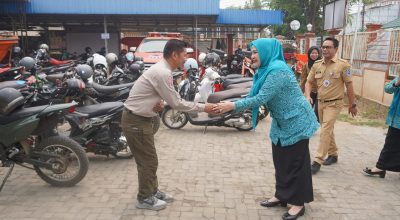 Peduli Relawan Karhutla, Ketua TP PKK HSS Salurkan Bantuan melalui Posko BPBD